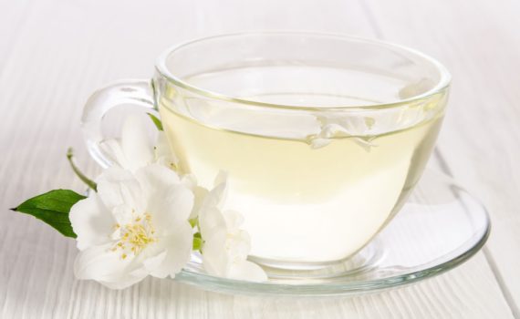 9 bienfaits du thé blanc (+ comment le préparer)