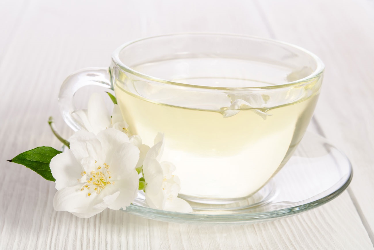 9 bienfaits du thé blanc (+ comment le préparer)